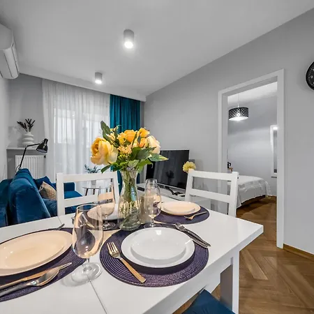 Airport - Parking & Terrace - By Rentujemy Apartamento *