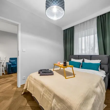 Apartamento Airport - Parking & Terrace - By Rentujemy *